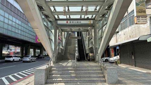 高雄捷運紅線沿線車站介紹-都會公園站(R21)出入口