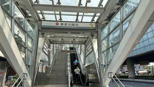 高雄捷運紅線沿線車站介紹-都會公園站(R21)出入口