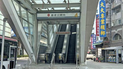 高雄捷運紅線沿線車站介紹-都會公園站(R21)出入口