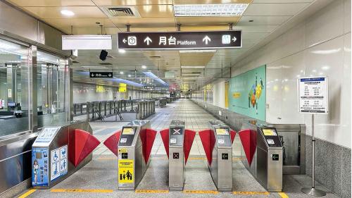 高雄捷運橘線沿線車站介紹-哈瑪星站(O1)驗票閘門