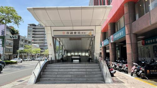 高雄捷運橘線沿線車站介紹-前金站(O4)出入口