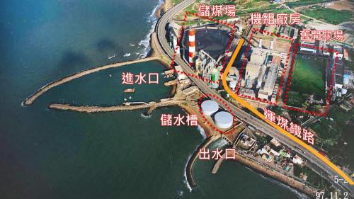 林口電廠運煤鐵路：林口火力電廠的正中心的機組廠房與其西側的儲煤場之間有運煤鐵路穿越。