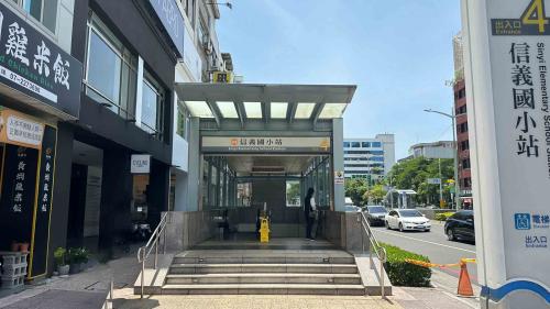 高雄捷運橘線沿線車站介紹-信義國小站(O6)出入口