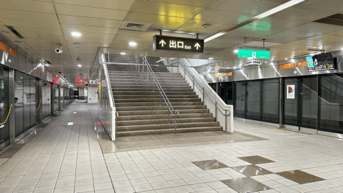 高雄捷運橘線沿線車站介紹-五塊厝站(O8)月台層