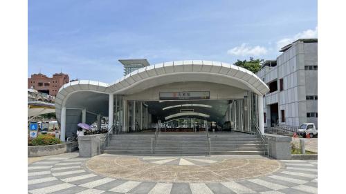  大東站為地下三層車站，為高雄捷運目前唯一的疊式車站，設有2處出入口，地下一樓為車站大廳層，地下二樓為2號月台，設有一座側式月台及全高式月台門，地下三樓為1號月台，設有一座側式月台及全高式月台門。 【圖/1號出口，鳳山轉運站】