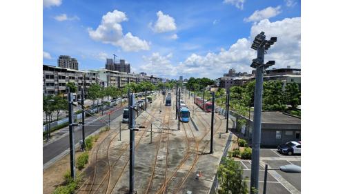  輕軌機廠站編號為C37，位於前鎮區瑞西街與瑞北路交叉口。車站鄰近環狀輕軌前鎮機廠。