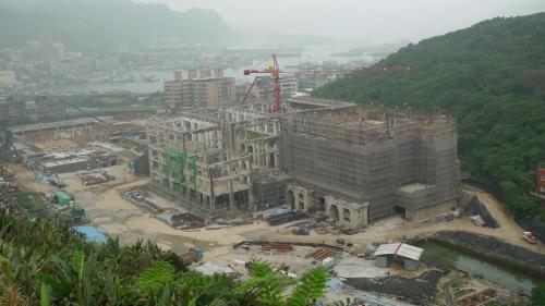 北部火力電廠拆除中(國立海洋科學博物館興建中)：北部火力電廠於1983年除役，1997籌備成立國立海洋科學博物館。