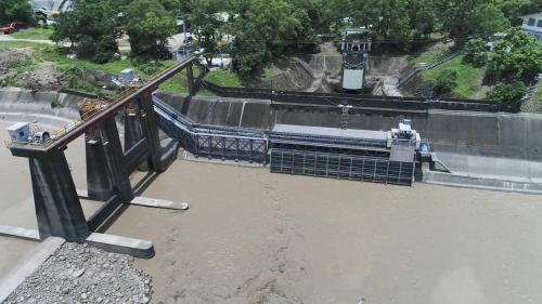 曾文水庫發電廠尾水經由導水堤岸流到烏山嶺引水隧道東口。