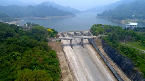 由大安溪士林攔河堰越域引水的鯉魚潭水庫鋸齒堰溢洪道