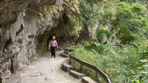 「砂卡礑步道」是當年為了開發立霧溪的水力發電以及維修水壩和水路而興建