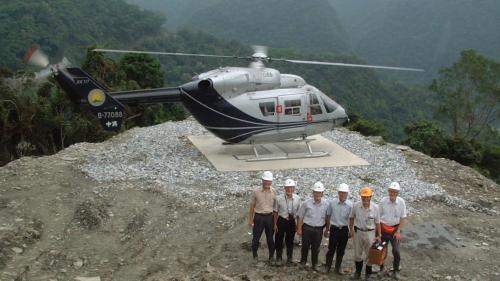 和平溪流域碧海電廠直升機載運人員