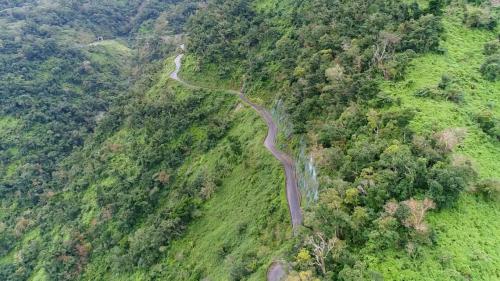 和平溪流域碧海電廠的山區道路