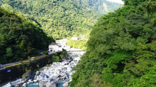 清水發電廠最早在日治時期1936年10月20日開始興建，於1939年10月完工商轉供電，1944年遭遇洪災決議廢棄，1947年起重建改名為清水發電廠。