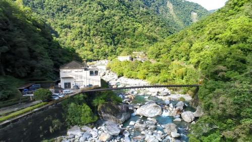 木瓜溪支流清水溪畔清水電廠廠房及宿舍區俯瞰