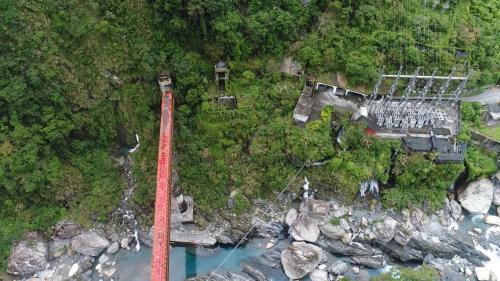 圖中紅色水橋為匯流龍澗電廠尾水及木瓜壩引水過木瓜溪後再與龍鳳壩引水匯合流入水簾電廠發電。