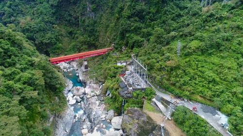 圖中紅色水橋為匯流龍澗電廠尾水及木瓜壩引水過木瓜溪後再與龍鳳壩引水匯合流入水簾電廠發電。