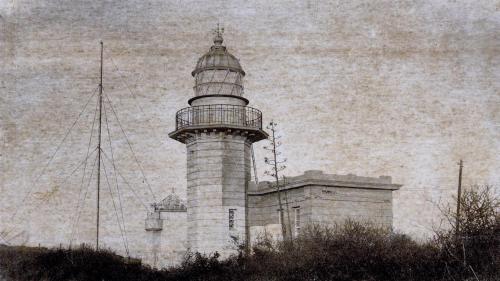 高雄港:日治時期重修的旗后燈塔1918年修復完成，修建後的燈塔，塔身為八角形，至頂部轉為圓筒狀，有陽台可供遠眺。