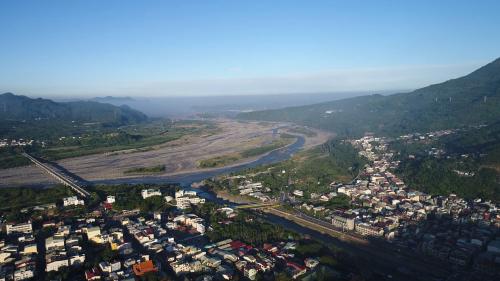 濁水溪是台灣最長的溪流，長186.6公里，流域面積廣達3156.9平方公里，因其溪水夾帶大量泥沙，長年混濁，因而得名「濁水溪」。