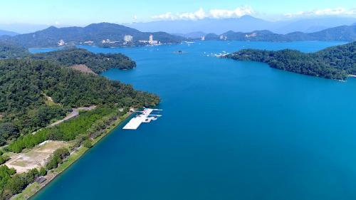 日月潭位於南投縣魚池鄉日月村，是個半天然淡水湖兼水力發電用水庫。