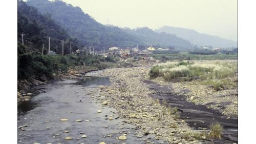 濁水溪在南投縣集集鎮段集集攔河堰興建前景像