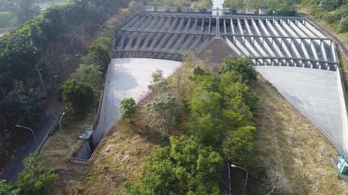 位於集集鎮田寮里隘寮堤防內之丘陵坡地，佔地約13公頃，採兩座並聯方式設計，以因應70秒立方公尺的龐大通水量。