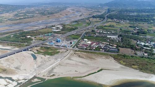 南岸聯絡渠道新建段，在經過東埔蚋溪及清水溪時採用埋管的方式穿越，因為輸水量相當大，故採用大口徑(四公尺)鋼襯混凝土管雙管埋設，為國內罕見。