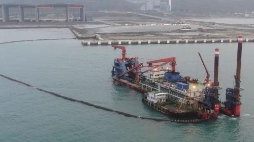 台北港以挖掘航道產生的砂石做為填海造地建港的建材。