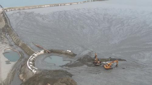 台北港以挖掘航道產生的砂石做為填海造地建港的建材。