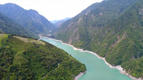 大甲溪流域位處台灣本島中西部，東界中央山脈，北和大安溪為鄰，南鄰烏溪，流域面積1235.73 平方公里。