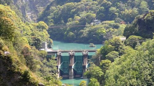 1964年開工於1970年完工，位在臺中和平大甲溪上游，即德基水庫大壩下游約1公里處，是一座混凝土重力壩，主要功能是攔蓄德基水庫發電尾水形成的調整池，提供下游的青山發電廠發電。