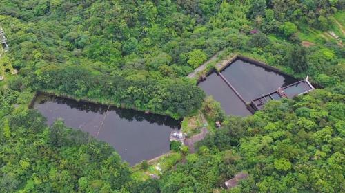 一座3500頓，另一座為4000頓，乃是自龍潭隧道口附近河畔的取水站 ，攔截河床中的伏流水資源，再透過管線 一路經秀琦山、深澳湖等地，最後送抵台電新村旁的兩座蓄水池。