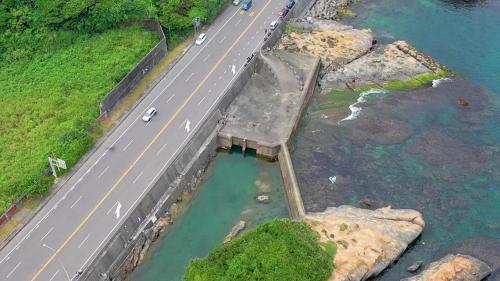 三號機進、排水口，位於廠房南側山壁的渠道中，進水渠道在上，排水渠道在下，兩渠道相差5公尺高。