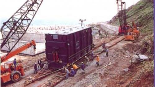 協協和電廠建廠機組設備經由沿海道路及自強隧道進行運送。