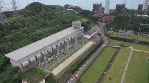 協和電廠345 仟伏超高壓開關場，位於廠區最南端，為順應地形減少開挖，第一、二、 三部機開關場為屋外式鋼架開關場，第四部機因受地形限制，為減少開挖， 改採屋外式 GIS(六氟化硫氣體絕緣開關設備) 開關場。