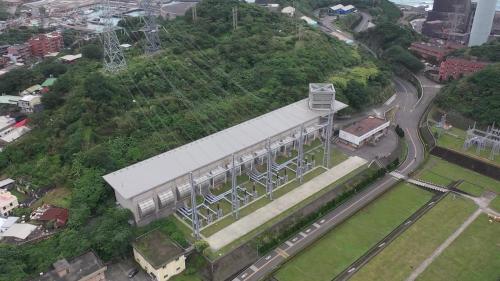 協和電廠345 仟伏超高壓開關場，位於廠區最南端，為順應地形減少開挖，第一、二、 三部機開關場為屋外式鋼架開關場，第四部機因受地形限制，為減少開挖， 改採屋外式 GIS(六氟化硫氣體絕緣開關設備) 開關場。