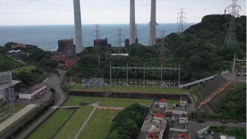 協和電廠345 仟伏超高壓開關場，位於廠區最南端，為順應地形減少開挖，第一、二、 三部機開關場為屋外式鋼架開關場，第四部機因受地形限制，為減少開挖， 改採屋外式 GIS(六氟化硫氣體絕緣開關設備) 開關場。