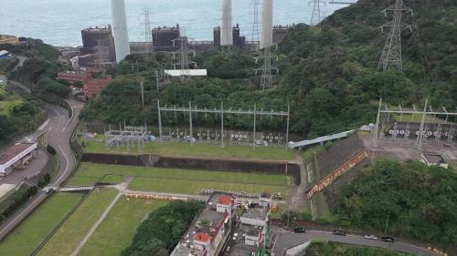 協和電廠345 仟伏超高壓開關場，位於廠區最南端，為順應地形減少開挖，第一、二、 三部機開關場為屋外式鋼架開關場，第四部機因受地形限制，為減少開挖， 改採屋外式 GIS(六氟化硫氣體絕緣開關設備) 開關場。