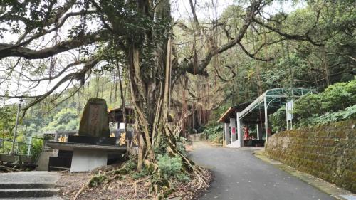 供養塔位於桃園大圳3號導水隧道出口處，係為感念開鑿桃園大圳的殉職人員所興建，立碑於1922年（大正11年）10月。