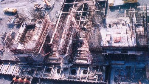 1988年，在完成地基加固後，
進行汽機房及鍋爐房基礎施工、鋼架安裝、循環水進出水暗渠挖掘等工程。