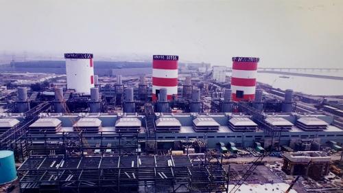 興達電廠共有燃氣複循環機組五部，陸續 於 1998 年 4 月至 1999 年 1 月完工運轉，裝置容量共計 220 萬瓩，發電燃料為天然氣。