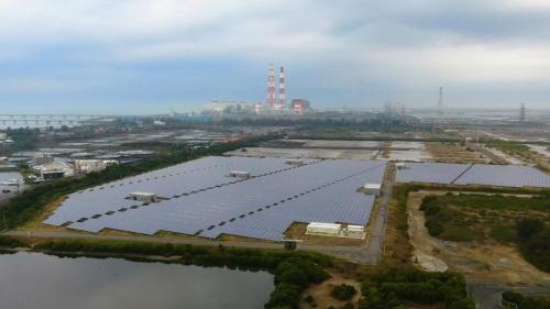 台電新能源開發處，於附近鹽灘著手興建太陽能發電場，占地約9.45公頃，採用矽晶太陽能板聚光的太陽能光電設備，創造綠色能源。