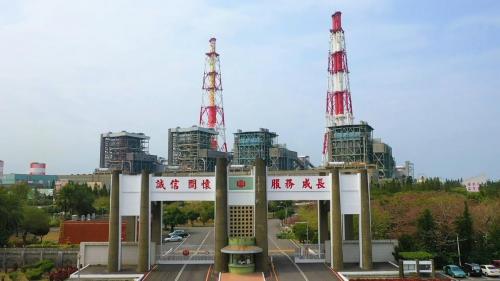 興達發電廠始建於1978年，啟用於1982年，總容量約為430萬瓩，為全台第三大之火力發電廠，僅次於台中電廠及大潭電廠。