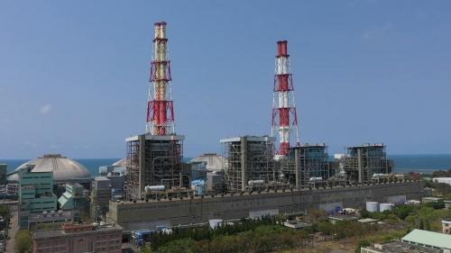 興達發電廠始建於1978年，啟用於1982年，總容量約為430萬瓩，為全台第三大之火力發電廠，僅次於台中電廠及大潭電廠。