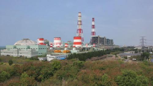 興達發電廠始建於1978年，啟用於1982年，總容量約為430萬瓩，為全台第三大之火力發電廠，僅次於台中電廠及大潭電廠。