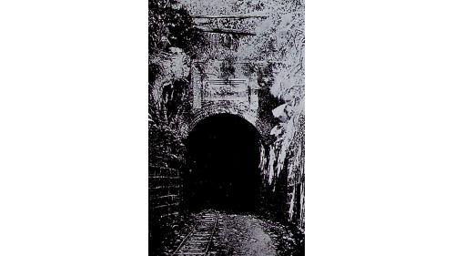 於1890年完工，全長235公尺，是基隆至台北唯一的隧道。