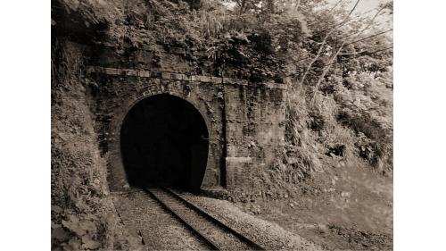 於1904年完成一號隧道，在歷經1935年大地震後，成了舊山線唯一保留建造紅磚的隧道。