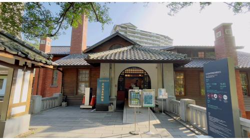 北投溫泉浴場建於1913年6月17日，為臺北州仿照日本靜岡縣伊豆山溫泉的方式興建而成，是當時規模最大、最華麗的公共浴場，由臺北廳公共衛生單位管理經營。
