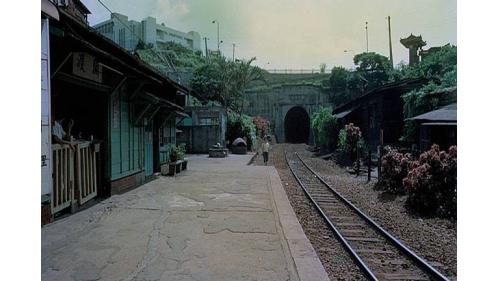 1903年1月1日：隨著淡水線鐵路正式通車而啟用，當時稱為「江頭停車場」。戰後1945年10月25日將站名從「江頭」改為「關渡」。北淡線拆除前，隧道內有人行道可供行人行走。