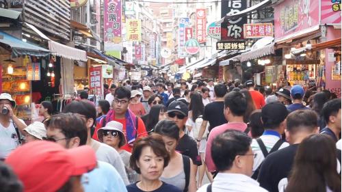 台北捷運淡水站景點，人潮擁擠的淡水老街