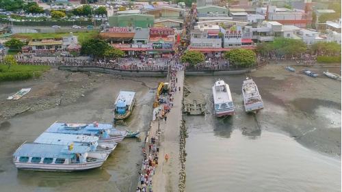 渡輪可跨越淡水河，於淡水到八里渡船頭之間來回載運旅客。